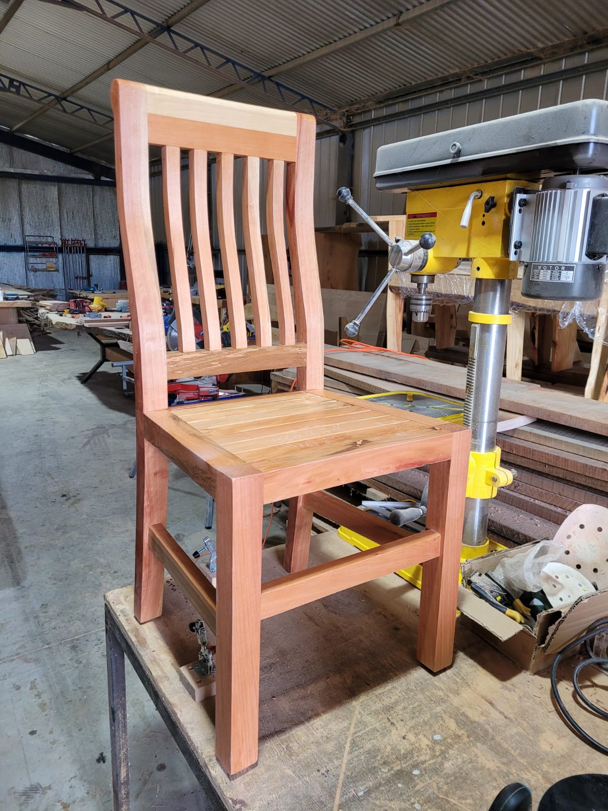 Silla rústica de madera nativa con listones
